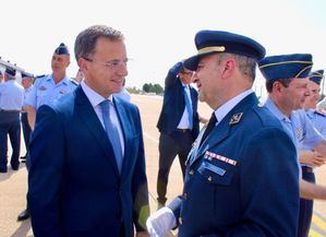 Manuel Serrano da la bienvenida a nuestra ciudad al nuevo Jefe de la Maestranza Aérea de Albacete, el Coronel Óscar Carazo, y pone a su disposición la colaboración del Ayuntamiento