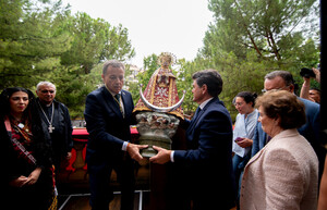 El alcalde Manuel Serrano acompaña a la Virgen de Los Llanos en su traslado al Ayuntamiento de Albacete