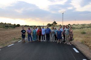 Manuel Serrano visita las obras que han mejorado sustancialmente los accesos a Cerrolobo, respondiendo a una reivindicación de los vecinos y vecinas de esta pedanía