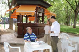 Manuel Serrano anima a la ciudadanía a visitar los kioscos de prensa que hay instalados en ocho parques de nuestra ciudad para disfrutar de la lectura al aire libre durante este verano