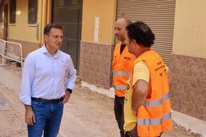 Manuel Serrano afirma que las obras de renovación de 600 metros cuadrados de la calle La Coruña darán un mayor protagonismo al peatón al convertir esta vía en semipeatonal