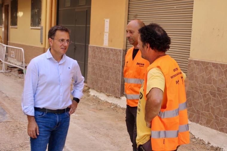 Manuel Serrano afirma que las obras de renovación de 600 metros cuadrados de la calle La Coruña darán un mayor protagonismo al peatón al convertir esta vía en semipeatonal
