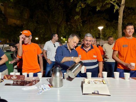 Manuel Serrrano agradece el “esfuerzo titánico” de los 116 trabajadores del dispositivo especial de limpieza y recogida de residuos para que el Recinto Ferial “brille siempre como el primer día”