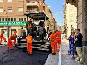 Manuel Serrano destaca el buen ritmo de los trabajos de asfaltado en 1.200 metros de las calles Feria y San Julián y anuncia que se reabrirán al tráfico a las 23:00 horas de hoy