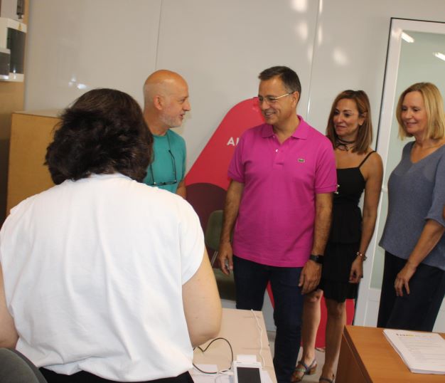 Serrano destaca el gran trabajo que hay detrás de la Oficina de Atención al Feriante, por la que este año pasarán casi 350 personas, para que la Feria de Albacete siga siendo “la mejor del mundo”