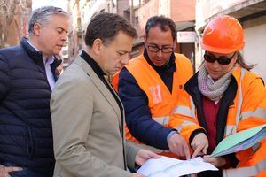 Manuel Serrano anuncia la puesta en marcha, por primera vez, de un ambicioso Plan de Acerado para renovar las aceras deterioradas en los barrios de toda ciudad