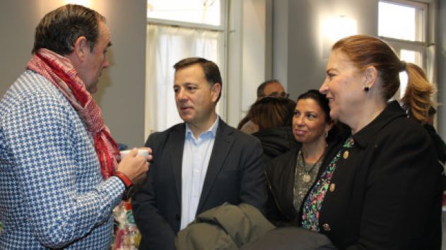 Manuel Serrano traslada a Afanion el cariño y compromiso del Ayuntamiento con los niños y adolescentes con cáncer durante el desayuno solidario a beneficio de esta asociación