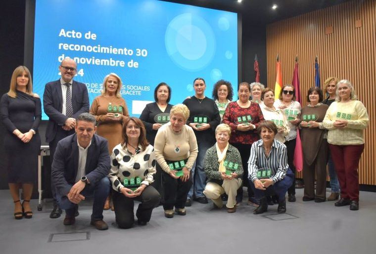 Las auxiliares de Servicios Sociales de Albacete, homenajeadas de la Diputación por su labor
