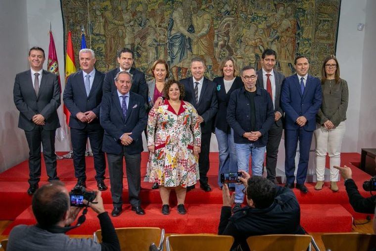 Castilla-La Mancha y diputaciones suscriben un plan de empleo para evitar que 7.000 personas se queden 'en la cuneta'