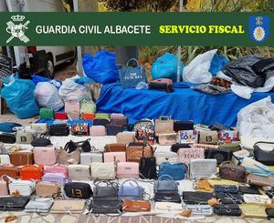Cuatro investigados por la venta de ropa falsificadas y 157 prendas intervenidas en Alcalá del Júcar