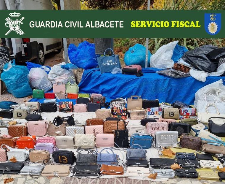 Cuatro investigados por la venta de ropa falsificadas y 157 prendas intervenidas en Alcalá del Júcar