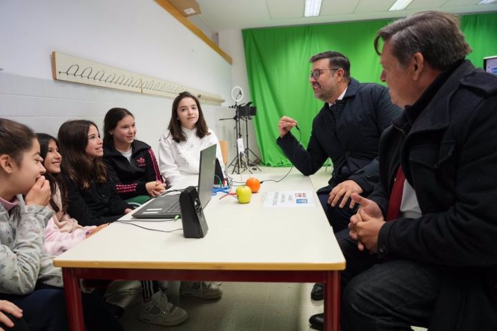 La Junta comienza la entrega de más de 37.000 dispositivos a centros educativos para el programa Código Escuela 4.0