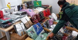 Investigado un vecino de Villarrobledo por comercializar prendas de ropa y cosméticos falsificados