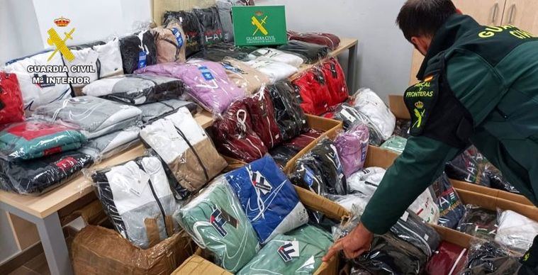 Investigado un vecino de Villarrobledo por comercializar prendas de ropa y cosméticos falsificados