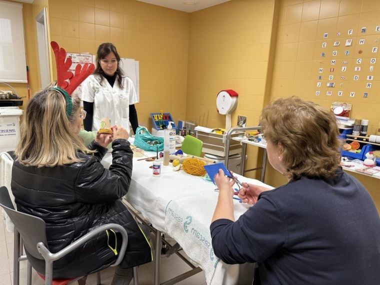 Impulsan en el Hospital de Villarrobledo un proyecto que permite a los pacientes contribuir a la decoración del centro