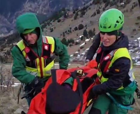 Auxilian a un vecino de Albacete que sufrió una lesión en un tobillo tras un traspiés en la nieve en Aísa
