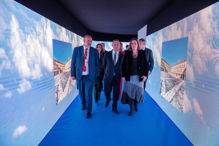 Castilla-La Mancha aterriza en la feria poniendo los pies en el cielo y ofreciendo 'un destino joven y vibrante'