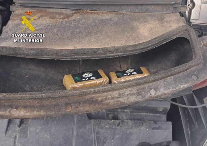 Detenidas dos personas en Hellín transportando 200 gramos de hachís en el motor de un vehículo