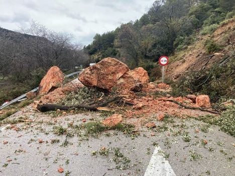La CM-412, a su paso por Vianos, se encuentra cortada totalmente debido a un desprendimiento de rocas