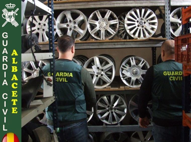 Un detenido y otro investigado por seis robos en un centro de gestión de residuos y una empresa de Almansa