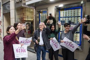 Clientes del Molino de la Suerte celebran un golpe de ilusión con la venta completa del décimo premiado en la Lotería de Navidad