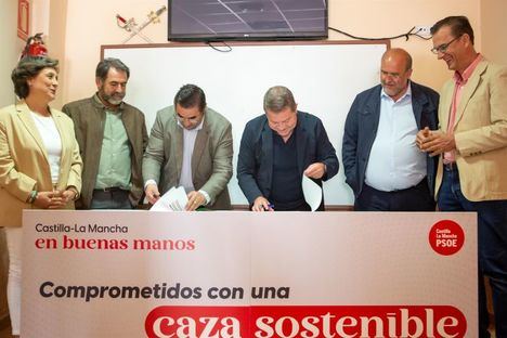 Page firma un Pacto por la Caza en Castilla-La Mancha con el sector que apuesta por una caza que 'sea sostenible'