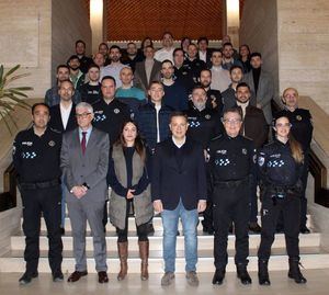 Serrano califica de "orgullo para Albacete" a los 16 agentes incorporados a la Policía Local y 11 promocionados