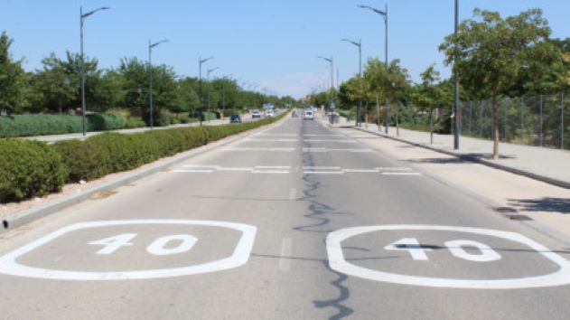 El Ayuntamiento instala bandas reductoras de velocidad en la AB-20 respondiendo a una demanda ciudadana para evitar accidentes