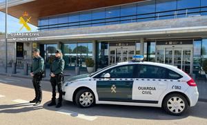 Los agentes de la Guardia Civil de Albacete se encargan de inspeccionar aeronaves en el aeropuerto
