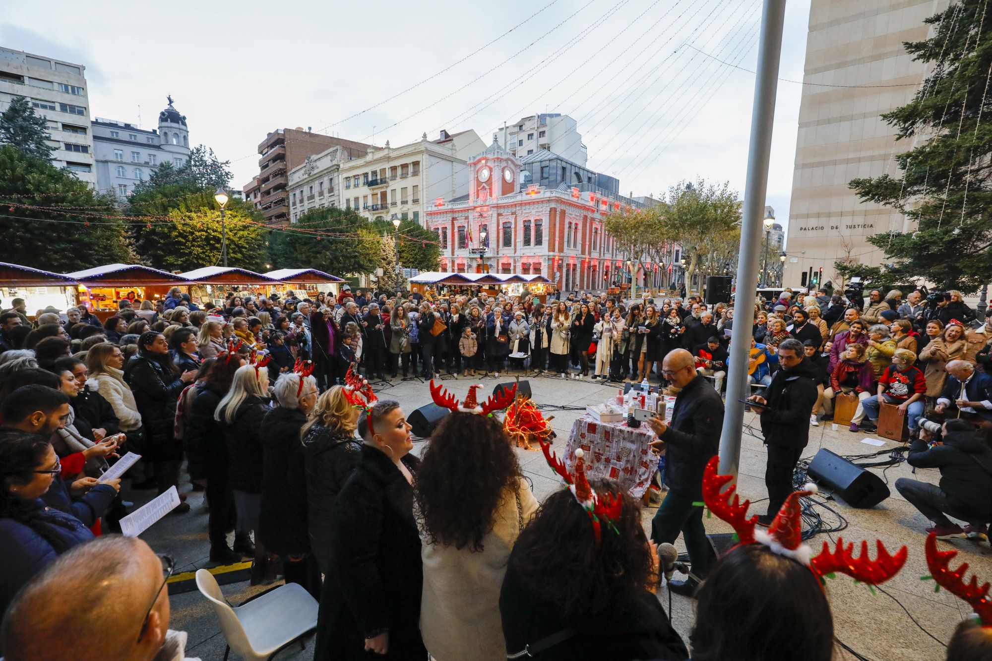 La Zambomba Flamenca llena la Plaza del Altozano de música, tradición y alegría de la mano de la Navidad Cultural del Ayuntamiento de Albacete