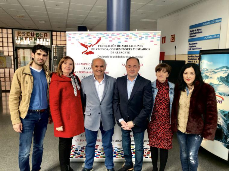 El candidato socialista, Emilio Sáez, asiste a la Asamblea General de la FAVA