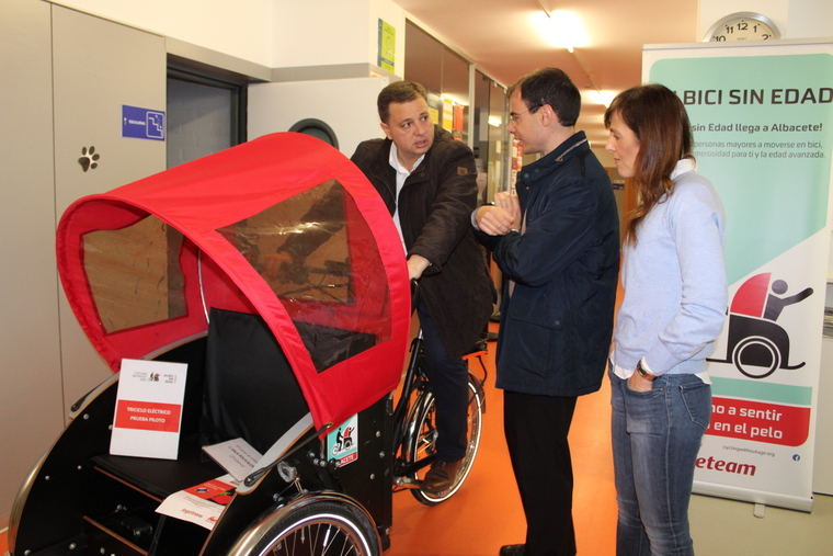 El alcalde agradece a los jóvenes que durante esta semana participan en el curso de voluntariado juvenil 'En bici sin edad' 