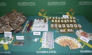 La Guardia Civil de Albacete detiene a tres personas por tráfico de drogas y desmantela dos narcopisos en Almansa