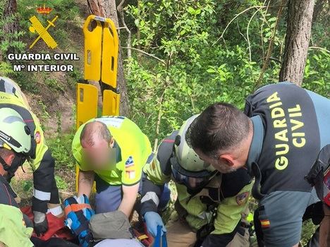 La Guardia Civil de Albacete participa en el rescate de una senderista que se accidentó cuando caminaba por un paraje del término municipal de Yeste