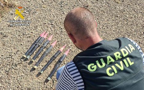 La Guardia Civil neutraliza seis cohetes granífugos localizados en el interior de una vivienda de Pétrola
