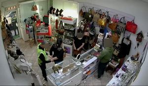 La Guardia Civil de Albacete detiene a dos mujeres que intentaban sustraer una pieza de oro de una joyería de Fuente Álamo