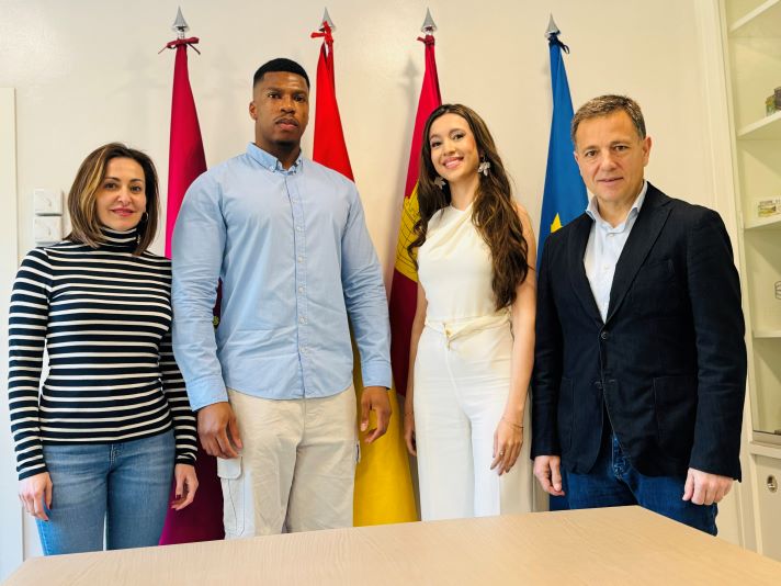 El alcalde recibe a Miss y Mister RNB Albacete y les desea suerte en el certamen nacional para representar a la ciudad