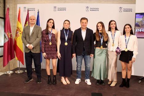 Manuel Serrano recibe a las gimnastas del Club Palas y las felicita por sus éxitos “que representan lo mejor de la ciudad y llevan el nombre de Albacete por toda España”