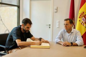 Manuel Serrano recibe a la leyenda del baloncesto José Manuel Calderón, “porque el ejemplo de los deportistas de élite ayuda a la formación de la juventud”
