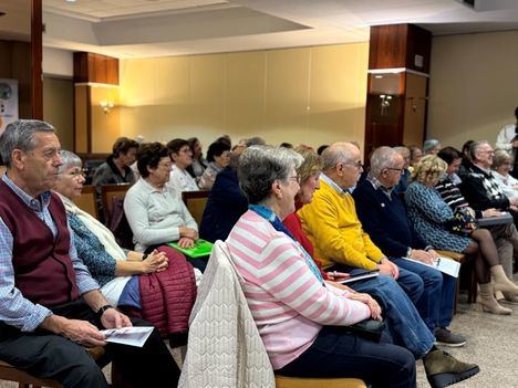 El Ayuntamiento anima a las asociaciones de mayores a formarse en digitalización “para no quedarse atrás y seguir participando activamente en su entorno”