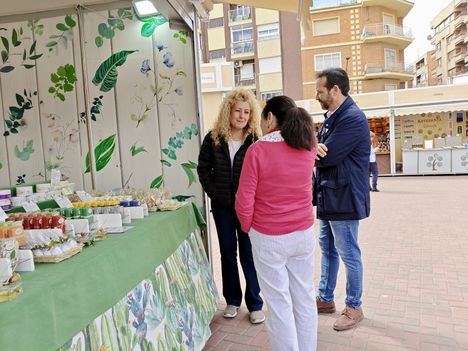 Calero anima a “apoyar un sector muy tradicional en Albacete” comprando en la Feria de Artesanía de Primavera