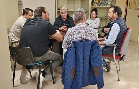 El concejal de Abastos se reúne con vendedores de Los Invasores, para mantener un contacto fluido con ocasión de las obras de mejora en los Ejidos