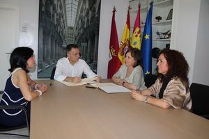 El alcalde firma un convenio con el Colegio de Psicología para atender a víctimas de maltrato y mejorar la autoestima de las mujeres, a través de grupos de apoyo e intervenciones individuales