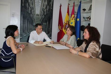 El alcalde firma un convenio con el Colegio de Psicología para atender a víctimas de maltrato y mejorar la autoestima de las mujeres, a través de grupos de apoyo e intervenciones individuales