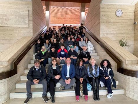 Molina recibe a un grupo de alumnos del Sabuco y otros italianos de intercambio, y destaca la importancia de “prepararse para un mundo globalizado”