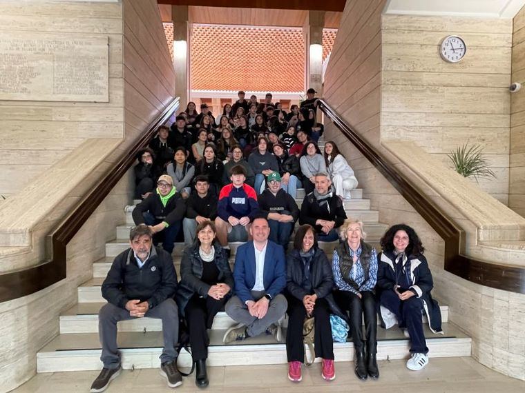 Molina recibe a un grupo de alumnos del Sabuco y otros italianos de intercambio, y destaca la importancia de “prepararse para un mundo globalizado”