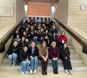 Navarro recibe a un grupo de alumnas inglesas de intercambio, y les anima a “descubrir la calidad de vida que tenemos en Albacete”