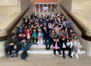 Serrallé recibe a un grupo de alumnos de Pozo Cañada, y destaca los lazos de esa localidad con Albacete y la cercanía de todos los ayuntamientos a sus vecinos