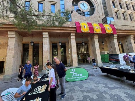 Villaescusa visita las partidas simultáneas en la plaza frente al Ayuntamiento y resalta el protagonismo especial del ajedrez en la Feria Deportiva