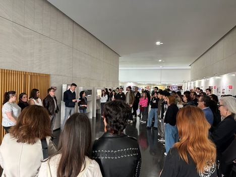 De la Calzada inaugura una muestra que recoge “lo mejor de la educación artística y profesional de los alumnos de la Escuela de Arte”